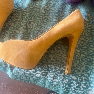 Jessica Simpson Tan suede Platform pump!